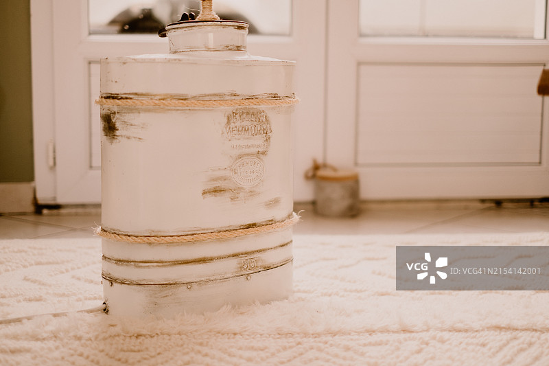 金属罐改造的台灯特写图片素材