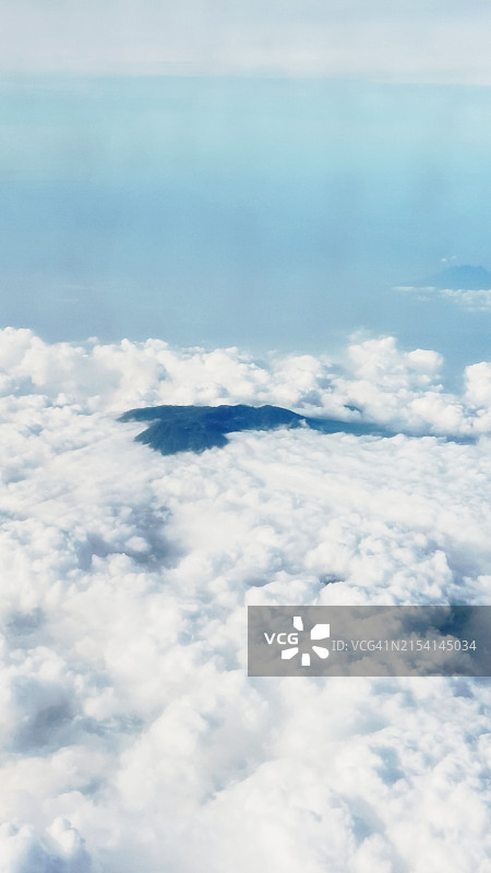 云雾缭绕的山峰图片素材