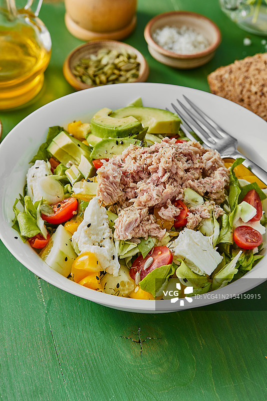 金枪鱼沙拉碗图片素材