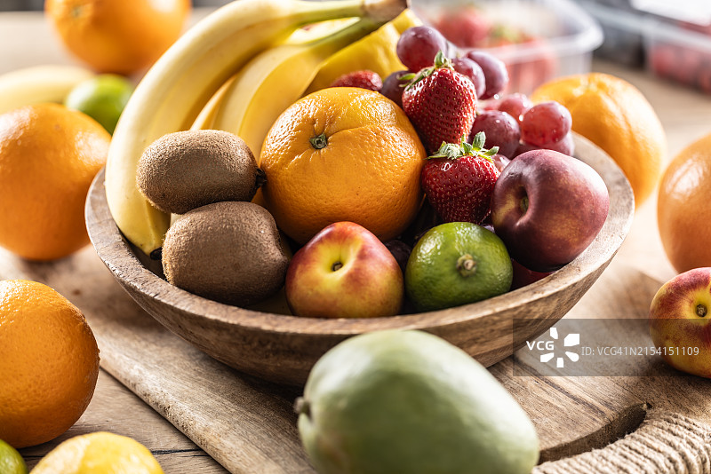 木碗里的新鲜水果，健康营养理念图片素材