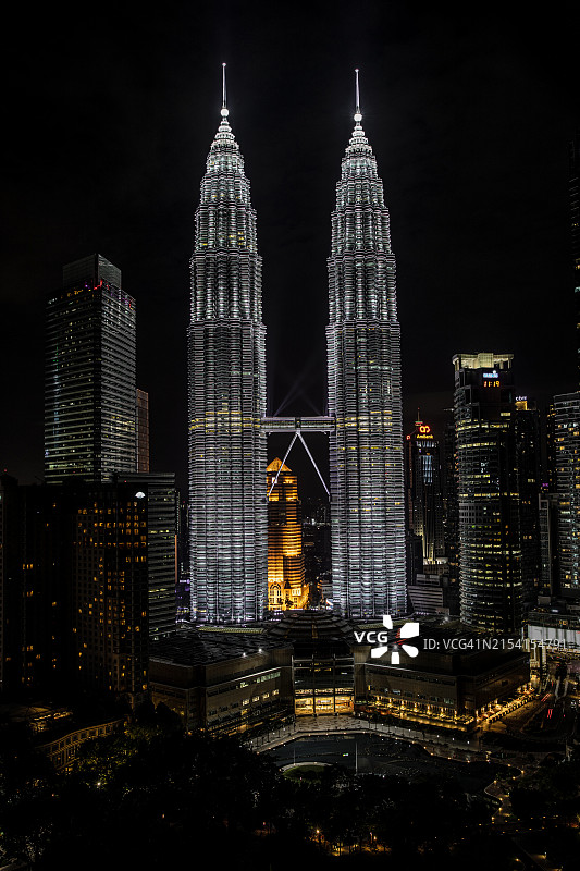 马来西亚吉隆坡石油双塔夜景图片素材