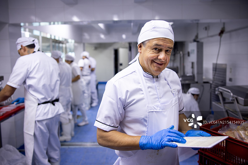 肉店师傅在肉店工作时进行库存盘点图片素材