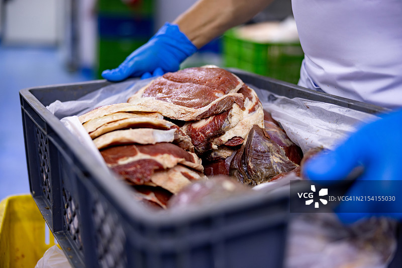 肉店老板提着一篮肉的特写图片素材