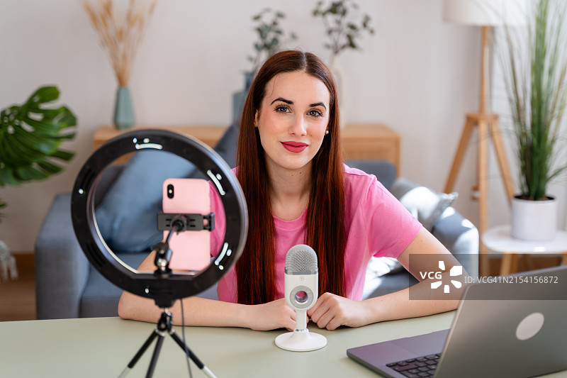 居家录制视频的女内容创作者图片素材