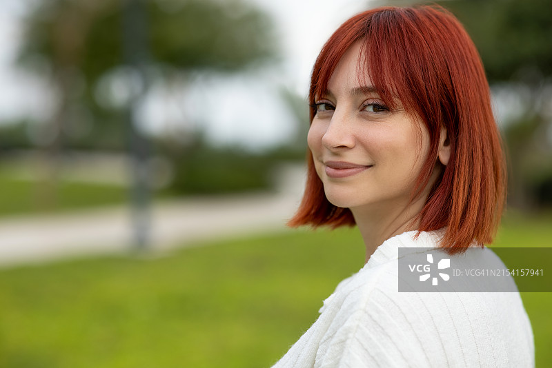 看镜头的女人图片素材