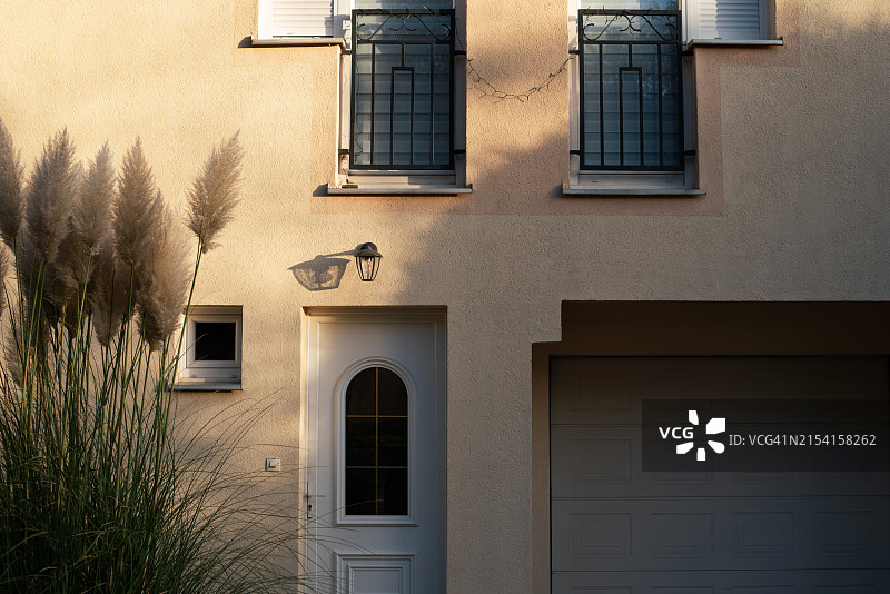 度假小镇的房屋一角：建筑与旅行图片素材