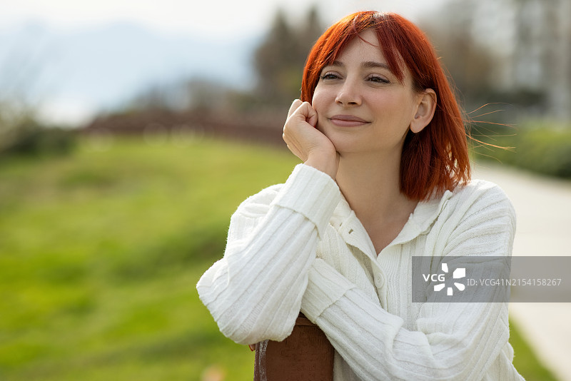 看向别处的女人图片素材