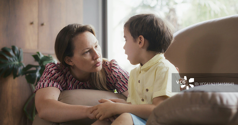 母亲安慰她的儿子图片素材