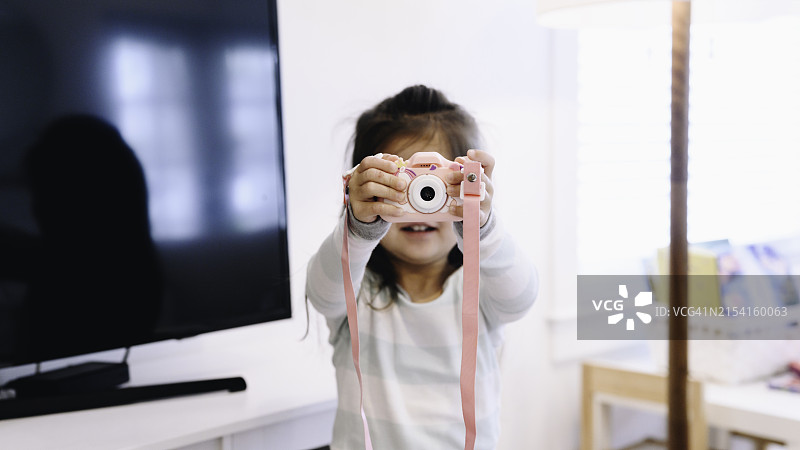 多种族女孩用儿童相机拍照图片素材