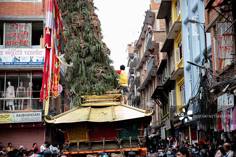 男人站在尼泊尔的战车上图片素材