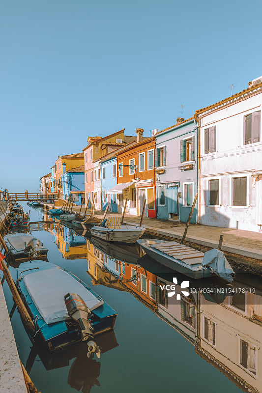 意大利威尼斯布拉诺镇运河上的彩色房屋图片素材