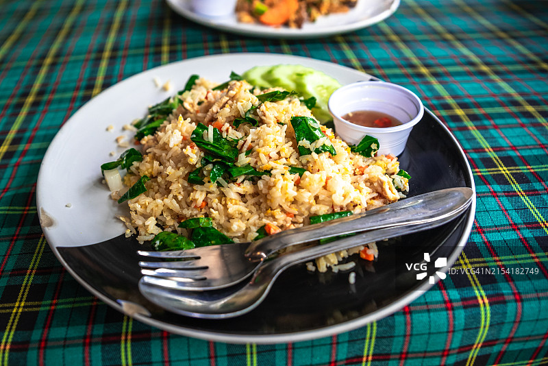 泰国奥南海滩的蔬菜鸡肉炒饭图片素材