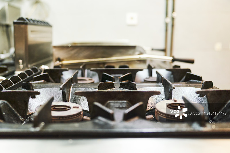 家用厨房中关闭的金属炉灶特写正面图，周围无人图片素材