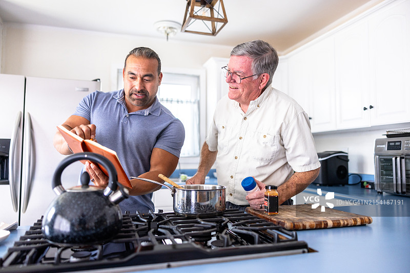 父子一起在厨房里图片素材