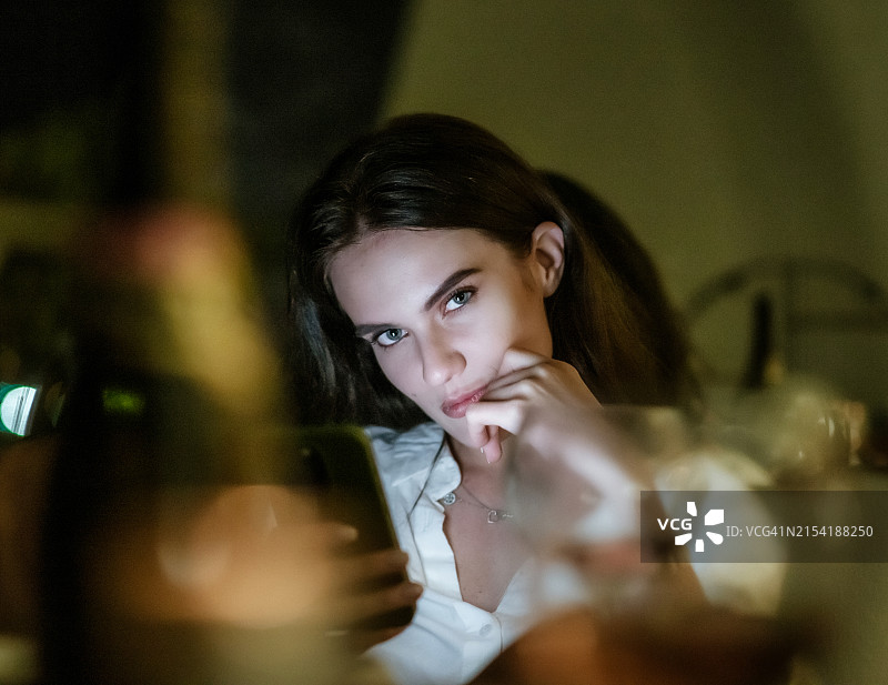 美丽的年轻女子夜间肖像图片素材