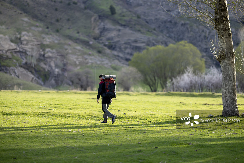 年轻男人在自然爱心中旅行图片素材