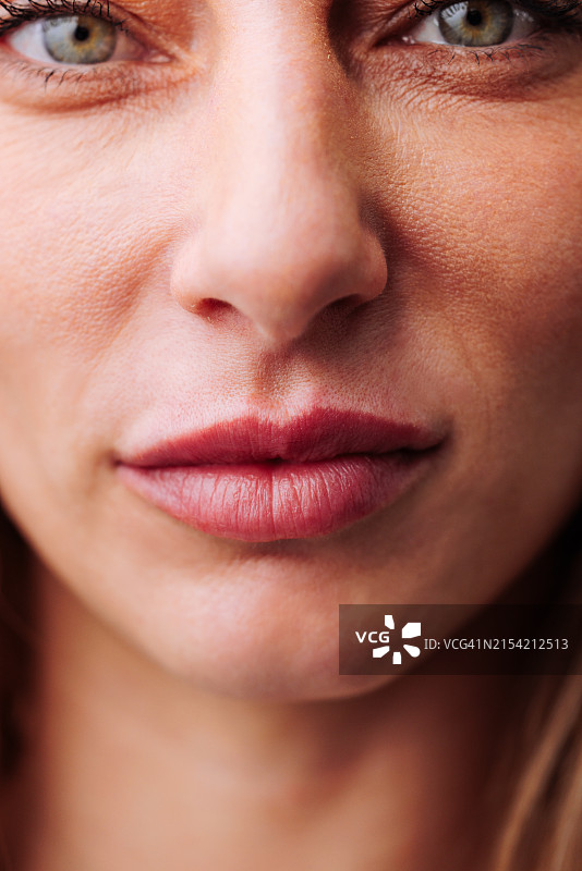特写：注射肉毒杆菌后的女人脸部图片素材