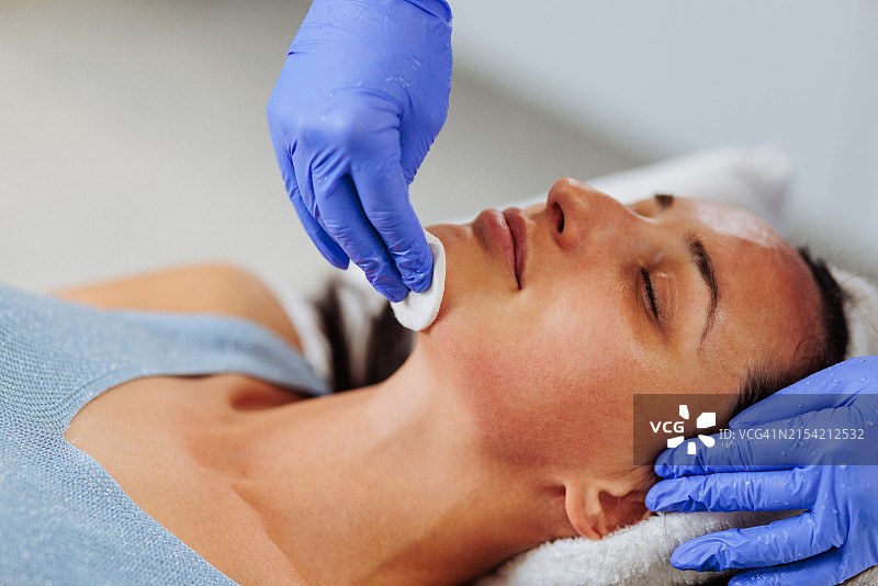 患者接受皮肤护理图片素材