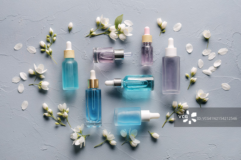带有花朵的护肤精华液图片素材