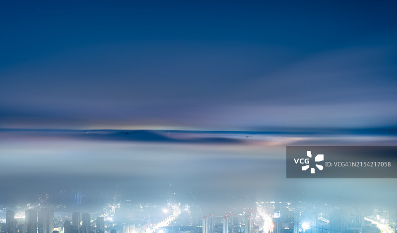夜晚雾中的青岛市图片素材