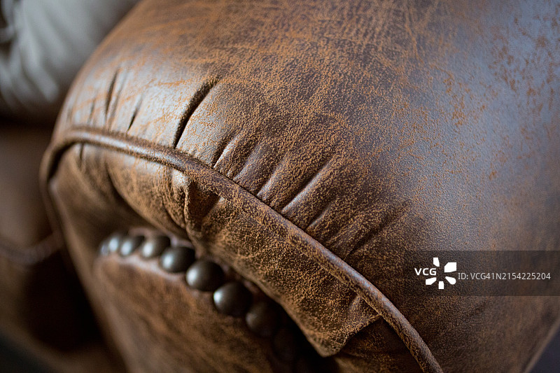 填充过度的扶手椅，人造革扶手椅特写图片素材