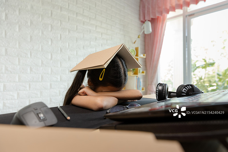 从在线学习中休息的疲惫的年轻女孩图片素材