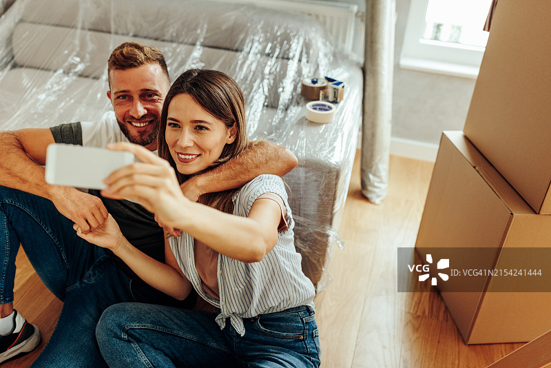 情侣在新客厅自拍图片素材