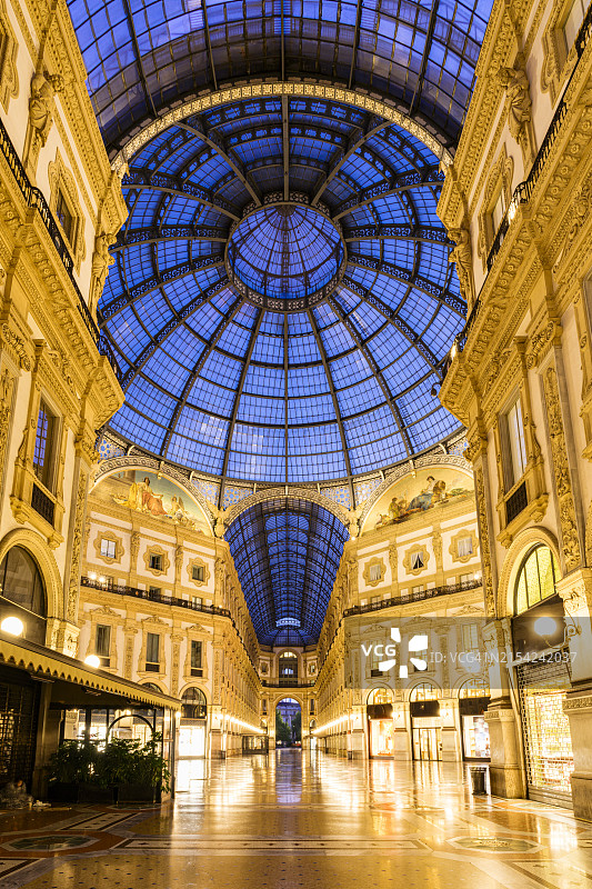 米兰黄昏时分的埃马努埃莱二世长廊图片素材