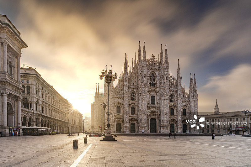 米兰黎明时分，田园诗般的云朵下的米兰大教堂图片素材