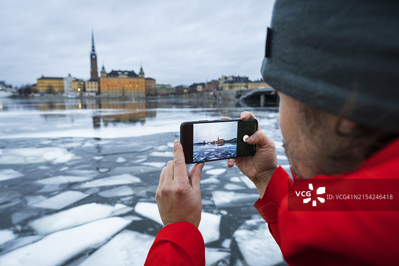游客在瑞典斯德哥尔摩拍摄冰封的海洋图片素材