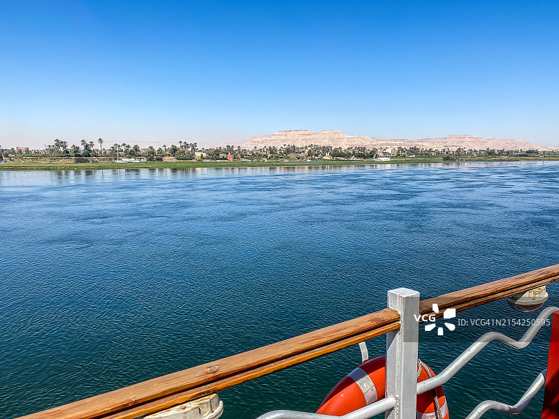 尼罗河岸游船视角图片素材