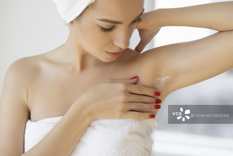 沐浴后润肤的女人图片素材