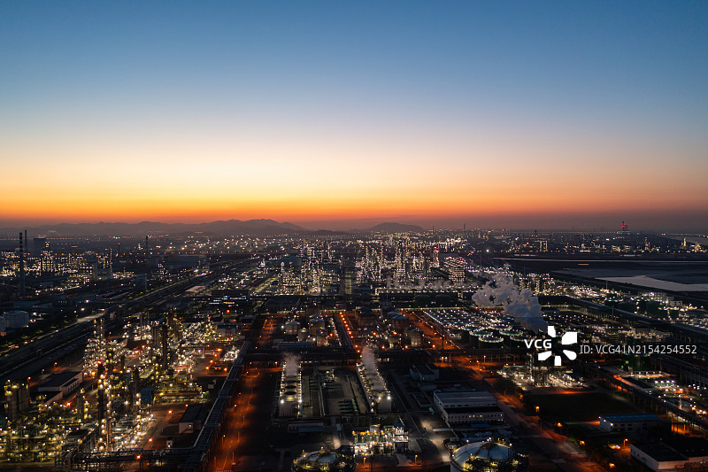 夜间炼油厂图片素材