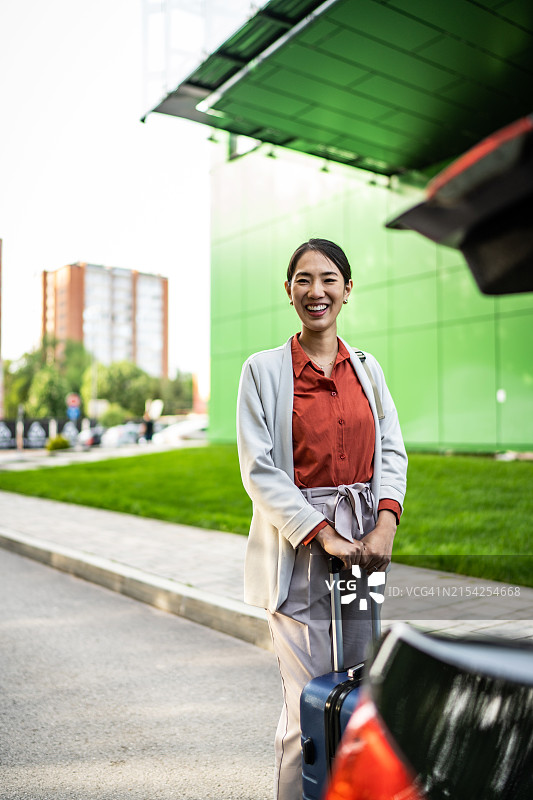 拉着行李箱的自信女商人图片素材