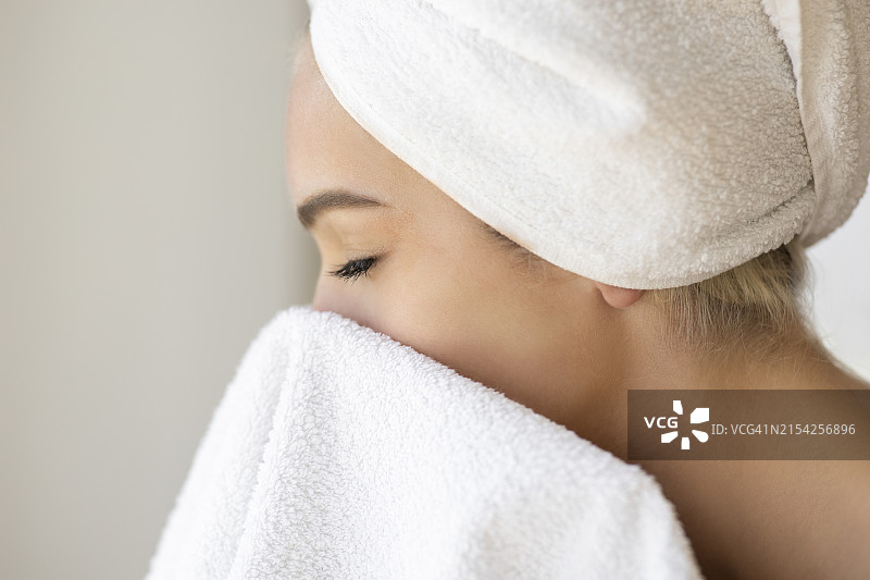 女人用毛巾擦脸清洁面部图片素材