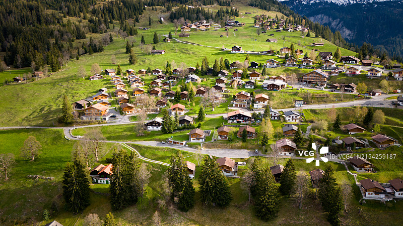 瑞士伯尔尼高地布里恩茨湖附近的阿克萨尔普鸟瞰图片素材