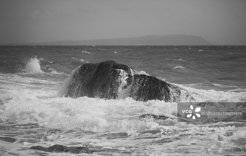 海浪中的岩石图片素材