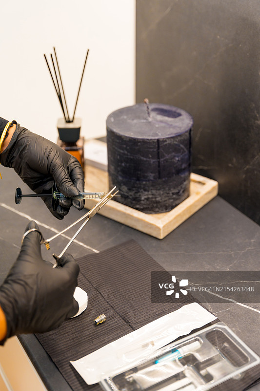 外科医生在诊所准备肉毒杆菌治疗工具图片素材