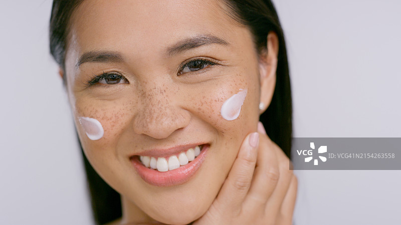 日本女人面部特写，展示美妆效果图片素材