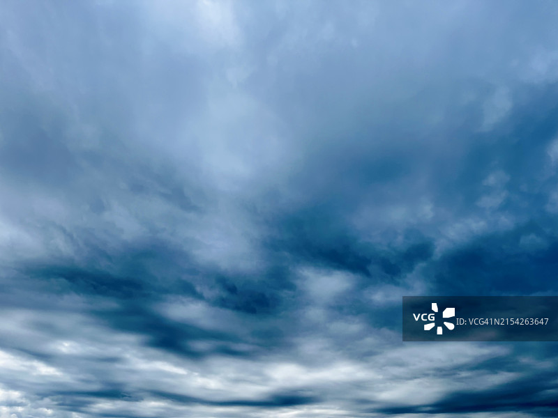 暴雨天气下的乌云图片素材
