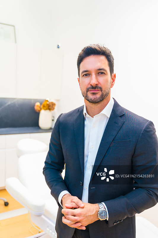 现代美容诊所的自豪老板图片素材