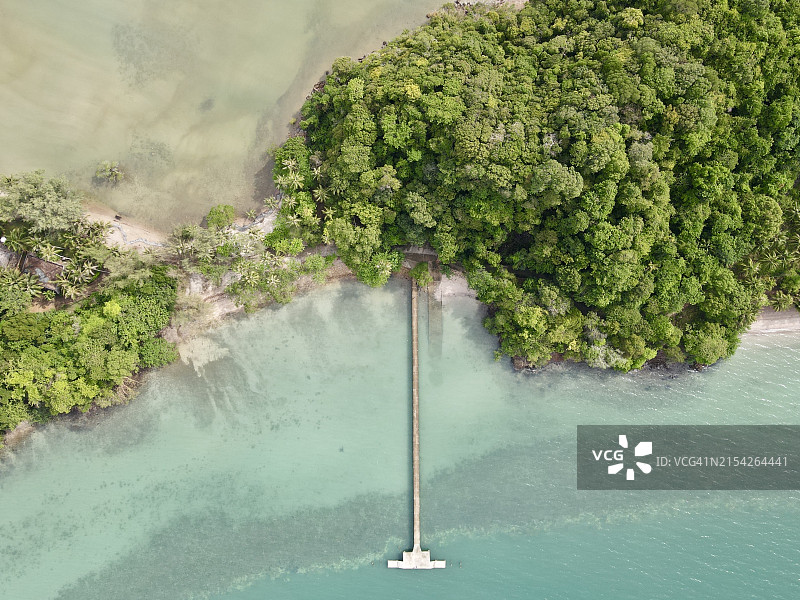 象岛双生海滩高角度美景：碧绿海水、水下珊瑚礁与码头图片素材