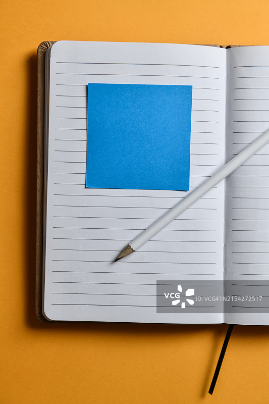 空白页上的蓝色音符图片素材