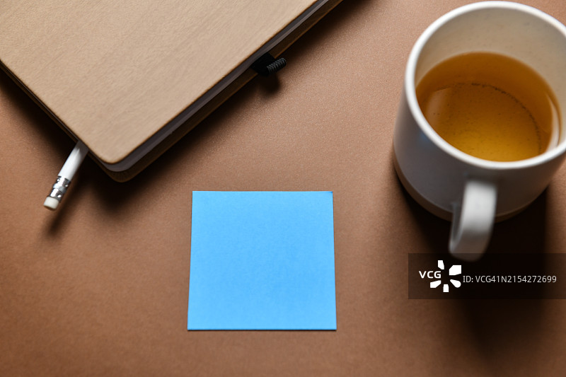 创意之路：蓝调音符、白色铅笔、空白页与一杯咖啡图片素材