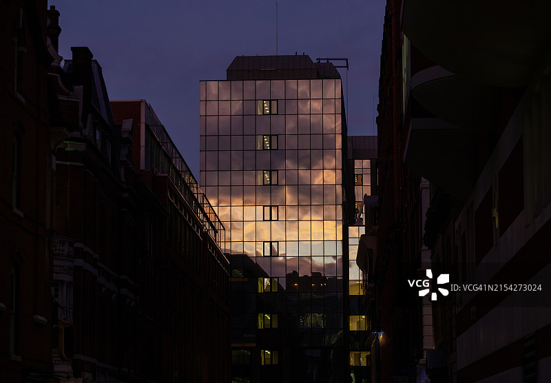 阳光反射的塔楼窗户图片素材