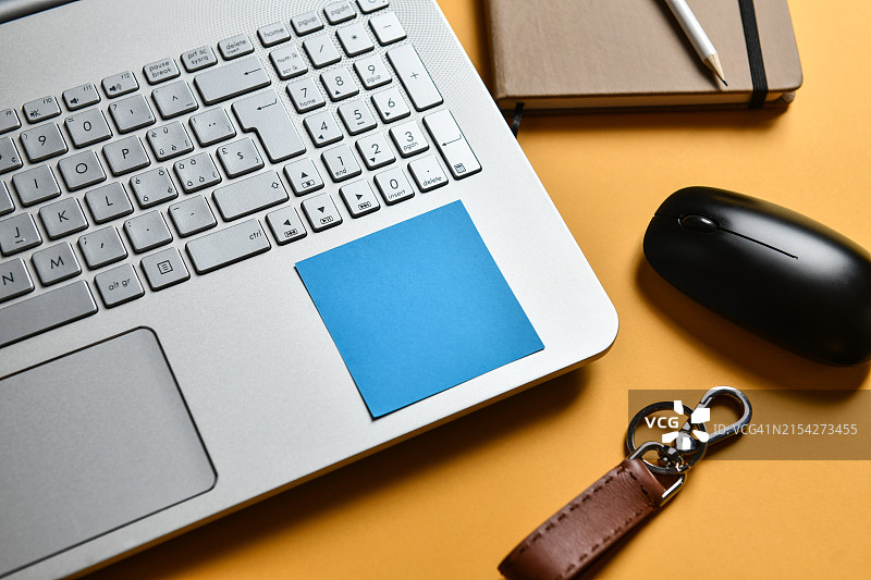 笔记本电脑上的合规提醒便签图片素材