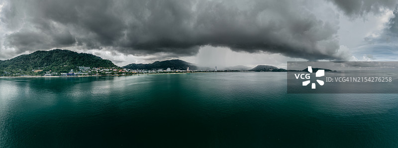 航拍暴雨覆盖依山傍海城市全景图片素材