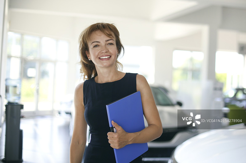 在汽车经销店工作的女人图片素材