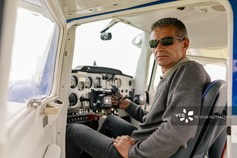 飞行员坐在驾驶舱内驾驶飞机图片素材