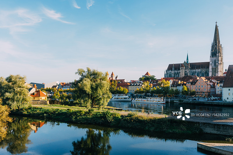 巴伐利亚雷根斯堡与河流和大教堂的美丽景色图片素材